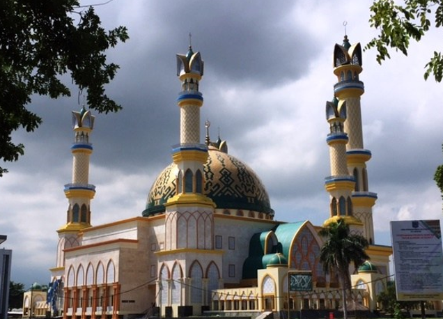 Mengembangkan-ekonomi-syariah-di-bumi-seribu-masjid